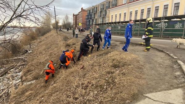 В Архангельске спасатели вытащили провалившегося под лед реки пенсионера 
